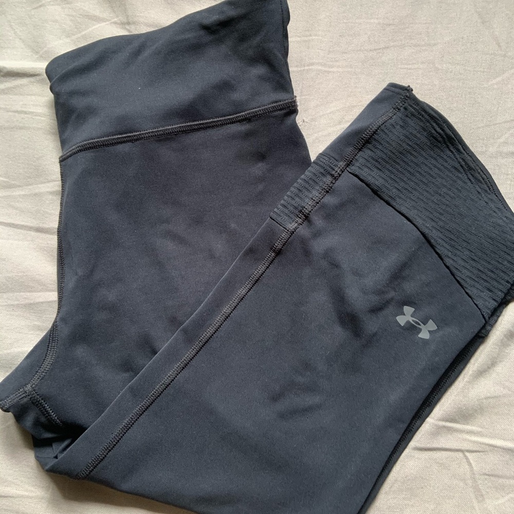 Capris small black
